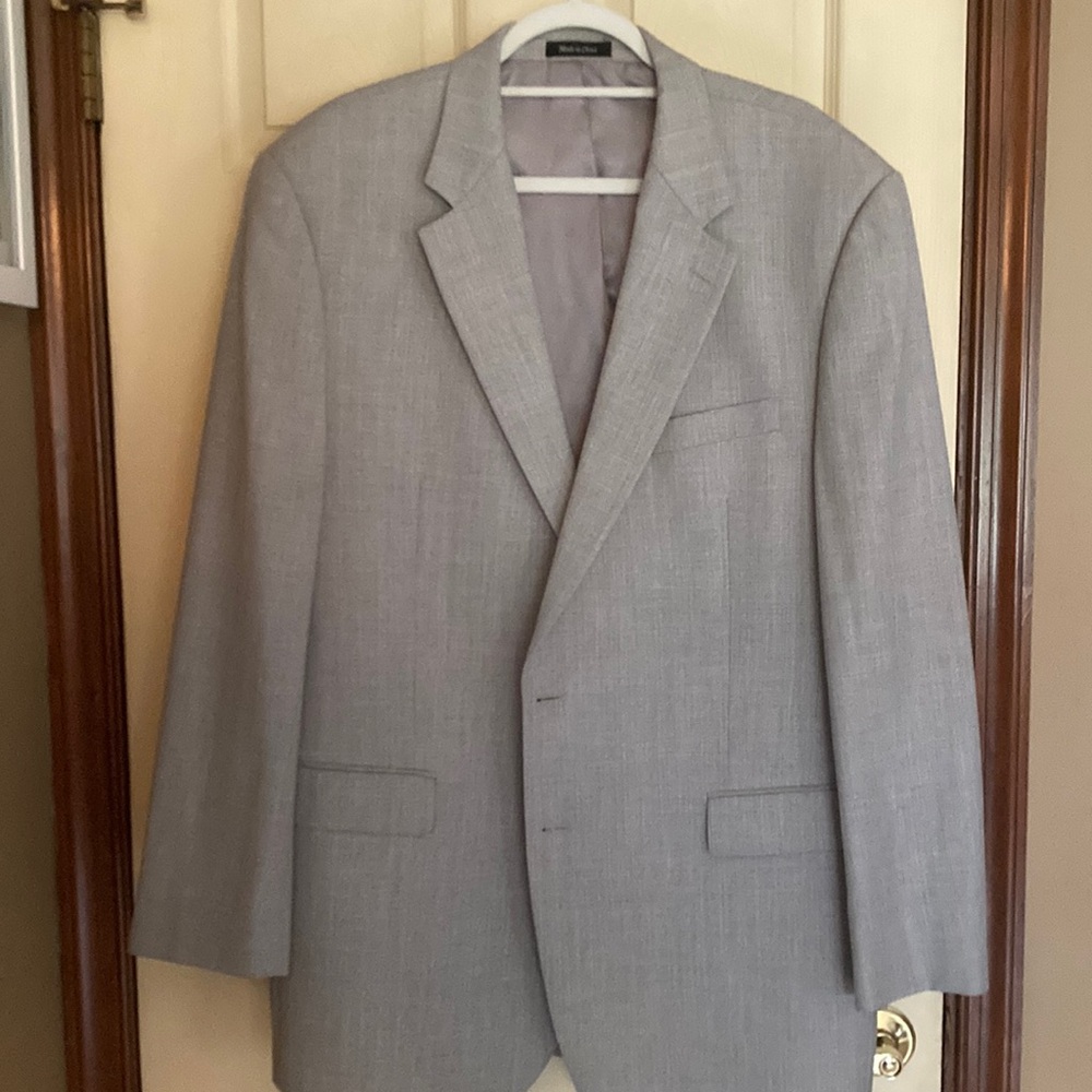 Men’s suit jacket by Chaps, Size 46L, light gray